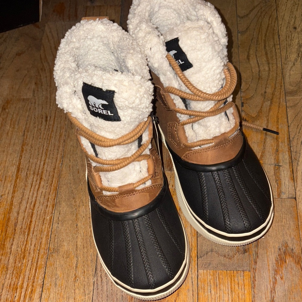 Sorel Brown and Black Winter Boots with Shearling Lining - Picture 4 of 11